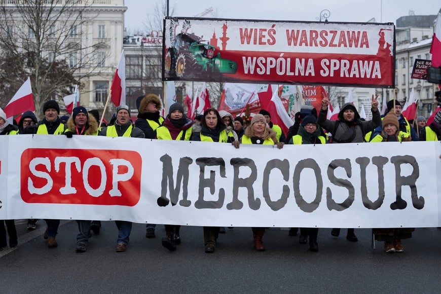 Polish farmers hold a banner as they protest against the Mercosur trade deal in the center of Warsaw, Poland, January 9, 2026. REUTERS/Aleksandra Szmigiel