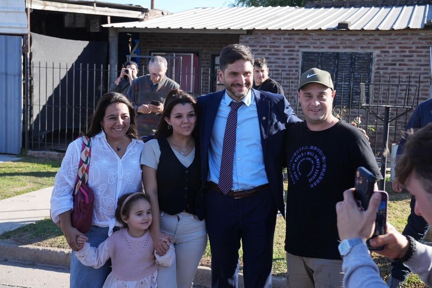 Pullaro entregó este jueves 14 viviendas a familias de General Lago