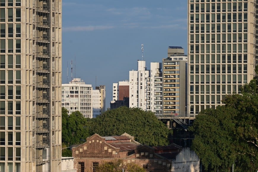 Condiciones templadas en el centro urbano con nubosidad variable.