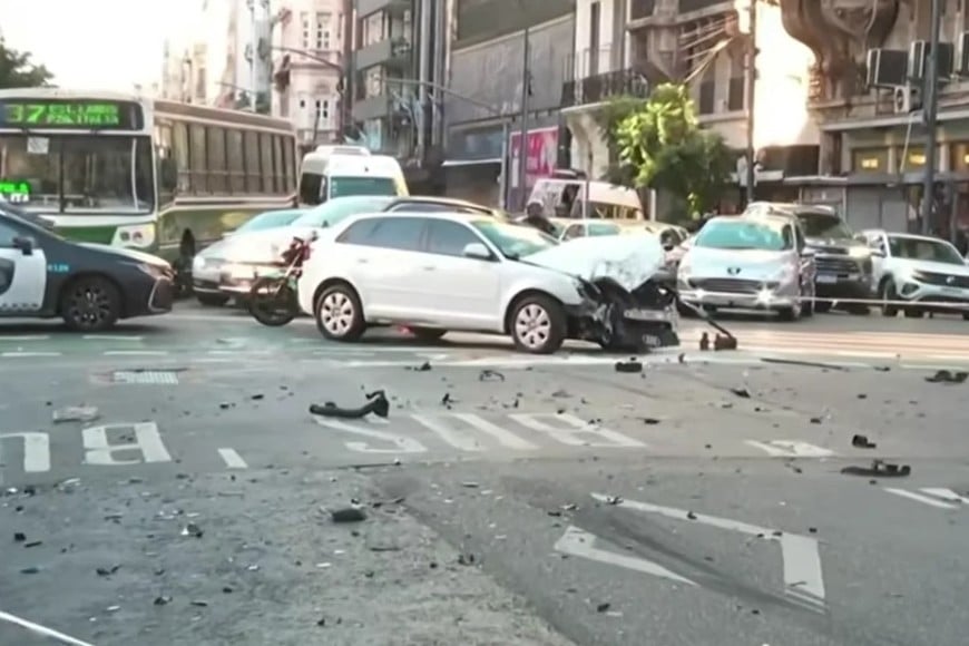 Un móvil policial impactó contra un Audi A3.
