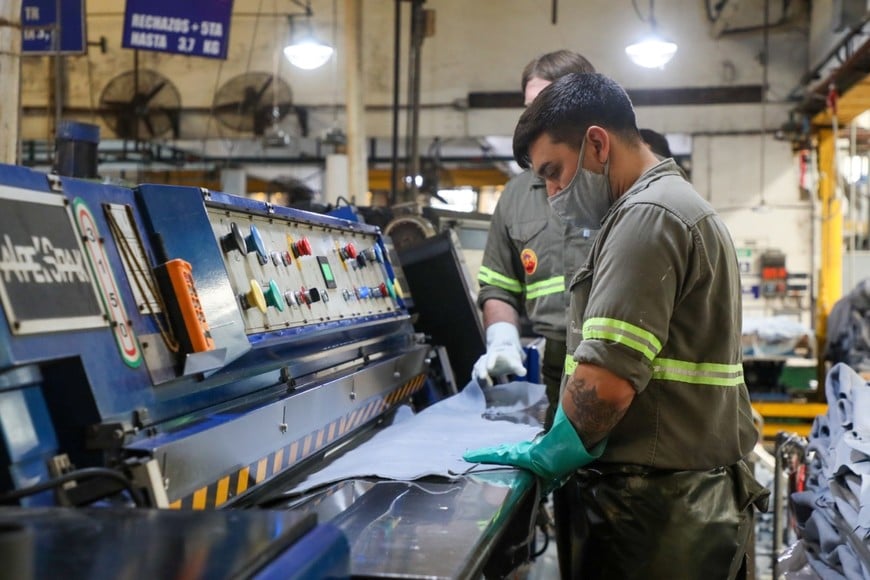 El plan económico ha afectando especialmente a los sectores que más empleo generan: la industria, el comercio y la construcción.