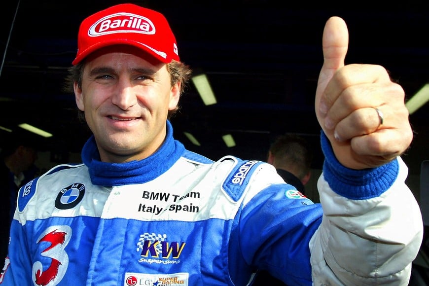 FILE PHOTO: Italian BMW 320i racing car driver Alex Zanardi gives a thumbs up
before the start of an LG Super Racing car event at the Monza race
track October 19, 2003. Zanardi returns to racing next month after he
lost both his legs in a crash while driving at an American Formula Cart
race in September 2001. REUTERS/Giampiero Sposito

GS/File Photo
