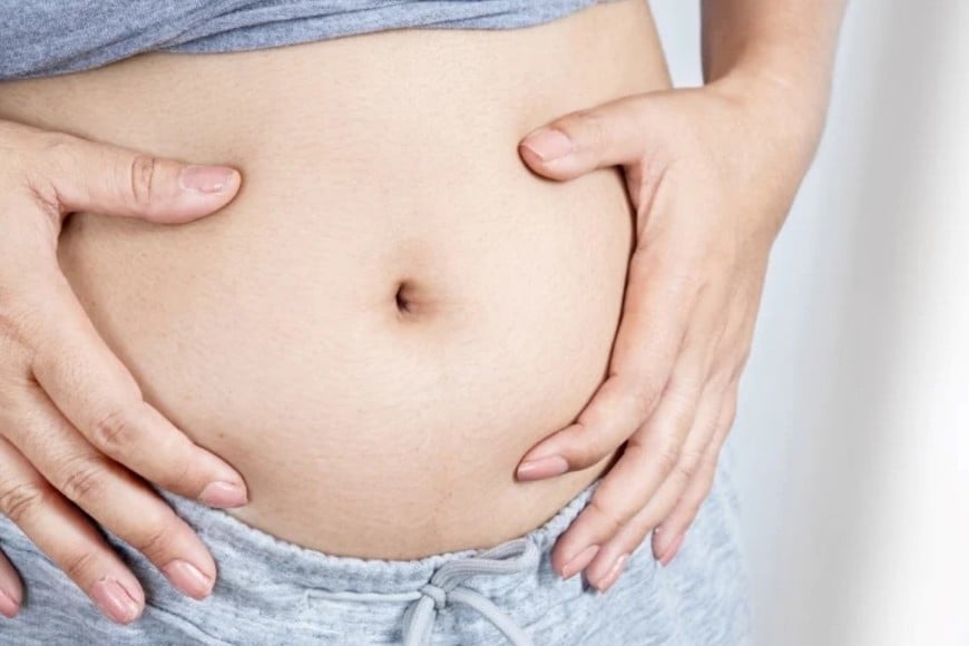 Se manifiesta como una sensación de distensión, pesadez o aumento del volumen del abdomen