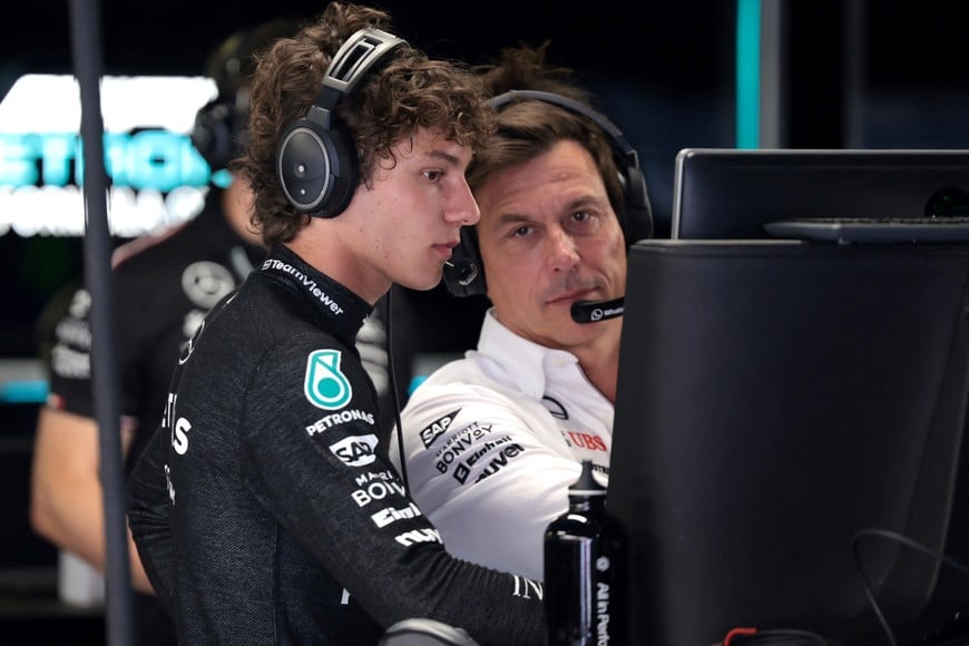 Formula One F1 - Italian Grand Prix - Autodromo Nazionale Monza, Monza, Italy - August 30, 2024
Mercedes team principal Toto Wolff talks to Mercedes' Andrea Kimi Antonelli during practice REUTERS/Claudia Greco