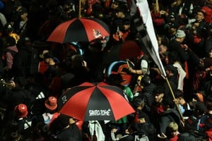 Festejos por los 121 años del Club Atlético Colón.