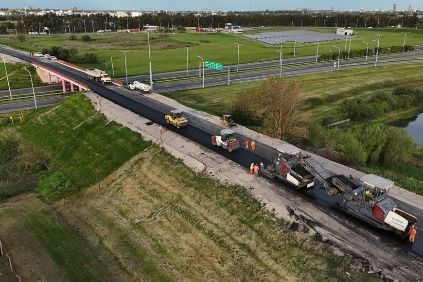 Avanza la reconstrucción de la Ruta 25: colocan asfalto en el Camino de la Cremería