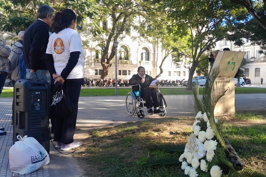 Familiares de víctimas colocaron imágenes en la Plaza 25 de Mayo para visibilizar.