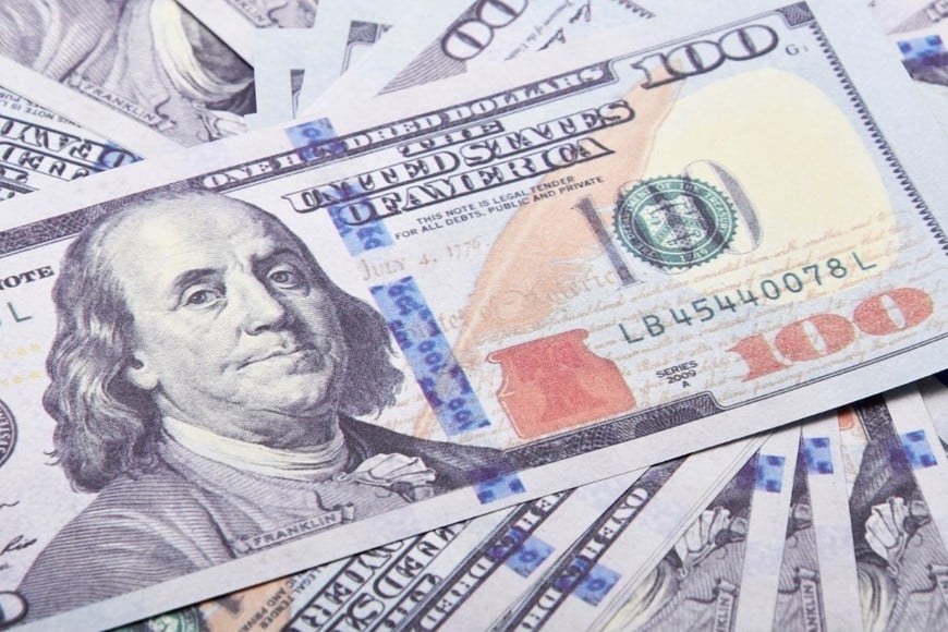 El dólar blue bajó a $1.400, el MEP subió a $1.440 y en bancos hubo una leve caída.