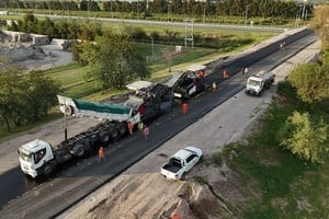 Avanza la reconstrucción de la Ruta 25: colocan asfalto en el Camino de la Cremería