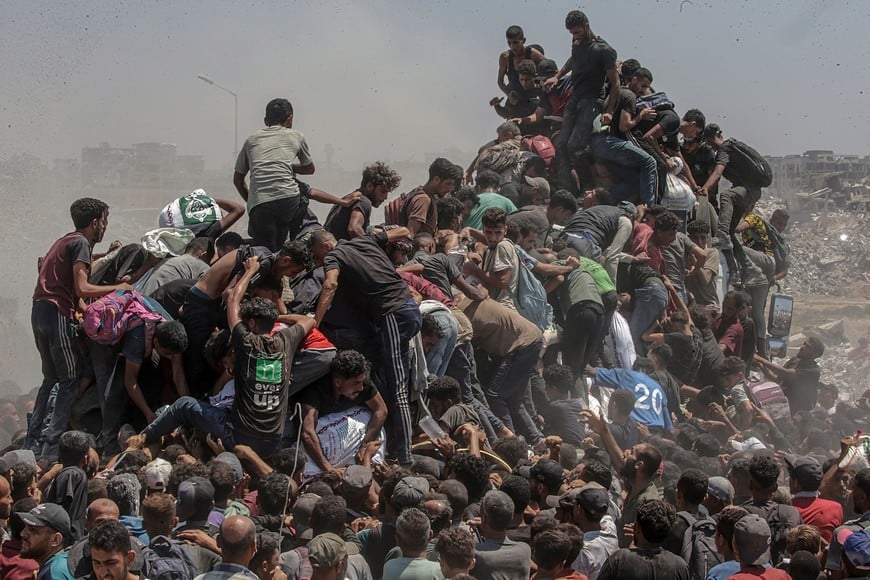 Una multitud se abalanza sobre un camión de ayuda humanitaria para intentar conseguir desesperados un poco de harina. Finalista del Premio World Press Photo 2026.