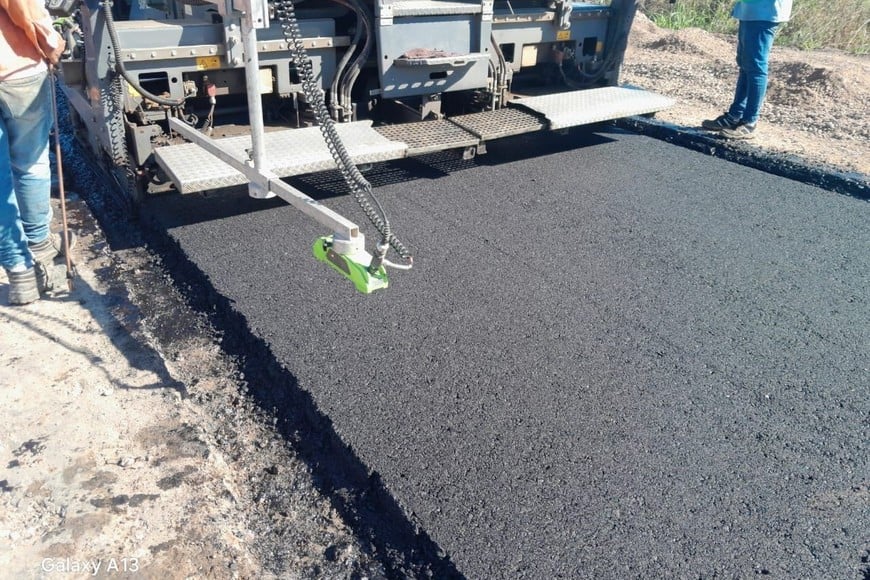 El reciclado está completado en los primeros 800 metros desde el enlace con la Ruta Nacional N° 11 más unos 4.300 metros al oeste, sumando más de 5 kilómetros de subbase reciclada ejecutada.