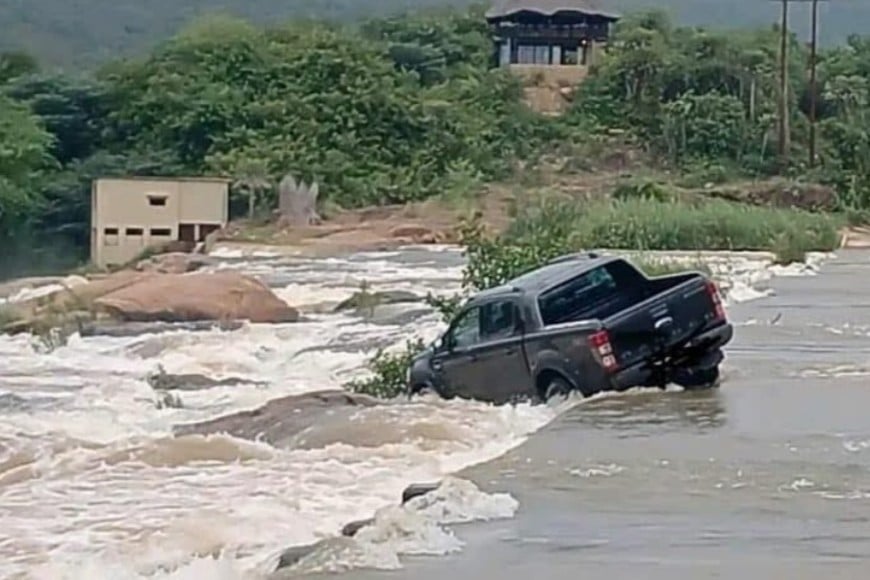 El empresario desapareció en el río mientras intentaba cruzarlo en su camioneta.