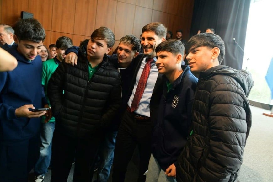 Pullaro compartió el acto con estudiantes y los convocó a asumir un rol activo como ciudadanos. Foto: Guillermo Di Salvatore