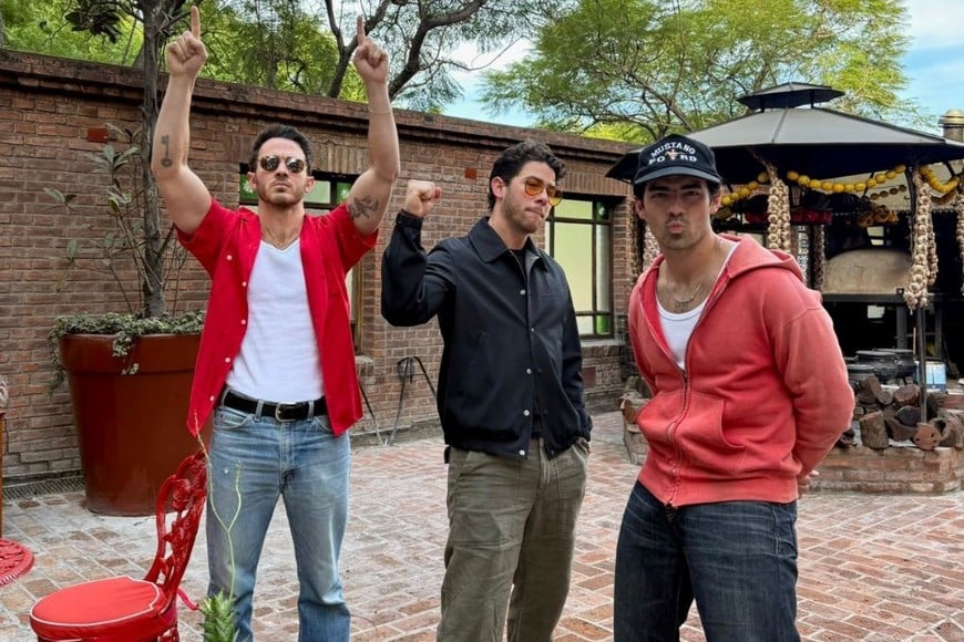 "¡Buenos Aires, qué onda! See you tomorrow for night 1", postearon en sus redes sociales los tres hermanos.