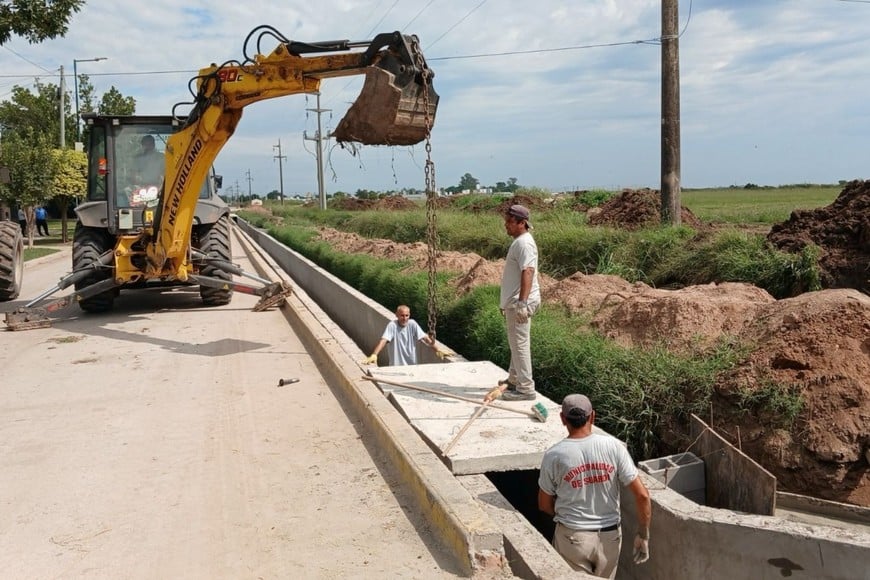 La obra comprende la pavimentación desde la Ruta 23 hasta calle Varcellini, e incluye el saneamiento del canal norte