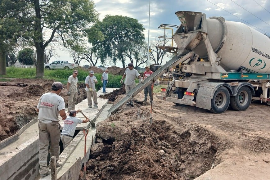 La obra comprende la pavimentación desde la Ruta 23 hasta calle Varcellini, e incluye el saneamiento del canal norte