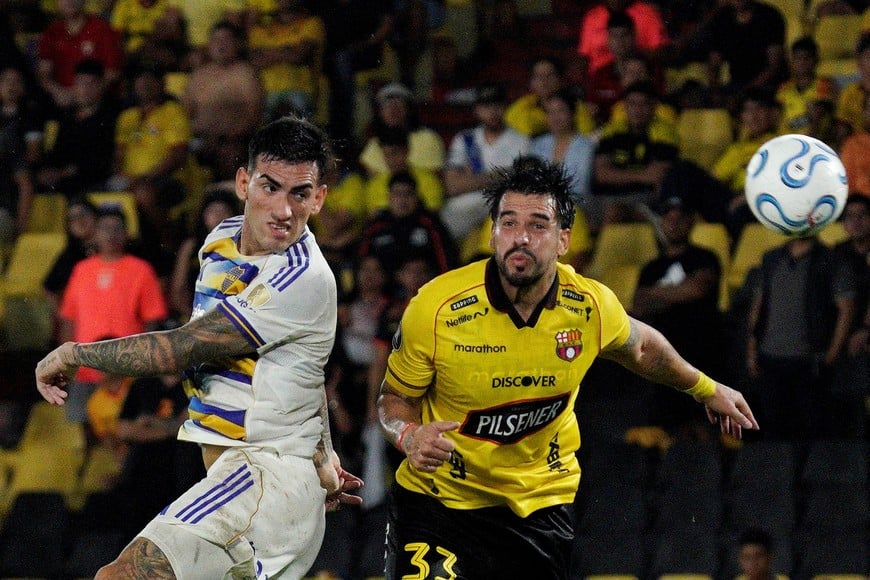 Soccer Football - Copa Libertadores - Group D - Barcelona S.C. v Boca Juniors - Estadio Monumental Banco Pichincha, Guayaquil, Ecuador - May 5, 2026
Barcelona S.C.'s Javier Baez in action with Boca Juniors' Lautaro Di Lollo REUTERS/Santiago Arcos
