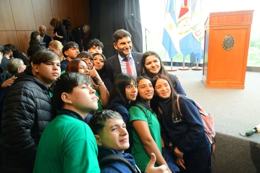 El gobernador dialogó con los alumnos tras la promesa y destacó el valor de la participación juvenil. Foto: Guillermo Di Salvatore