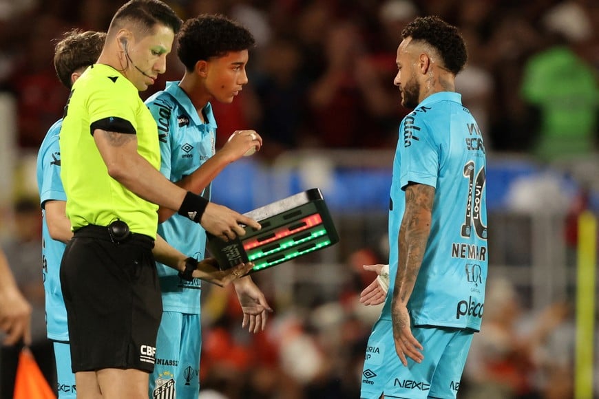 Soccer Football - Brasileiro Championship - Flamengo v Santos - Estadio Maracana, Rio de Janeiro, Brazil - November 9, 2025
Santos' Robinho Junior comes on as a substitute to replace Neymar REUTERS/Jorge Silva