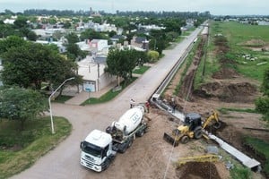 La obra comprende la pavimentación desde la Ruta 23 hasta calle Varcellini, e incluye el saneamiento del canal norte