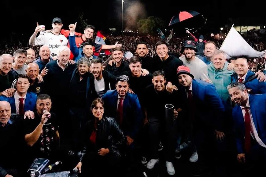 El escenario con jugadores, dirigentes y Cacho. Foto: Prensa Colón