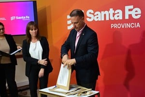 Más de 30 ofertas se presentaron en la apertura de sobres realizada en Casa de Gobierno.Foto: Flavio Raina