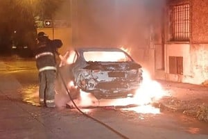 incendio vehículo barrio Fomento 9 de Julio