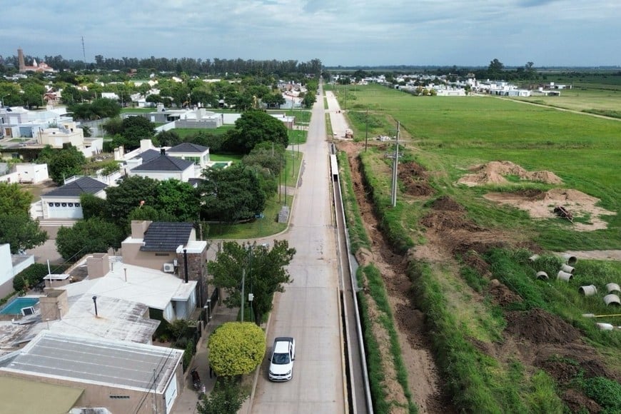 La obra comprende la pavimentación desde la Ruta 23 hasta calle Varcellini, e incluye el saneamiento del canal norte