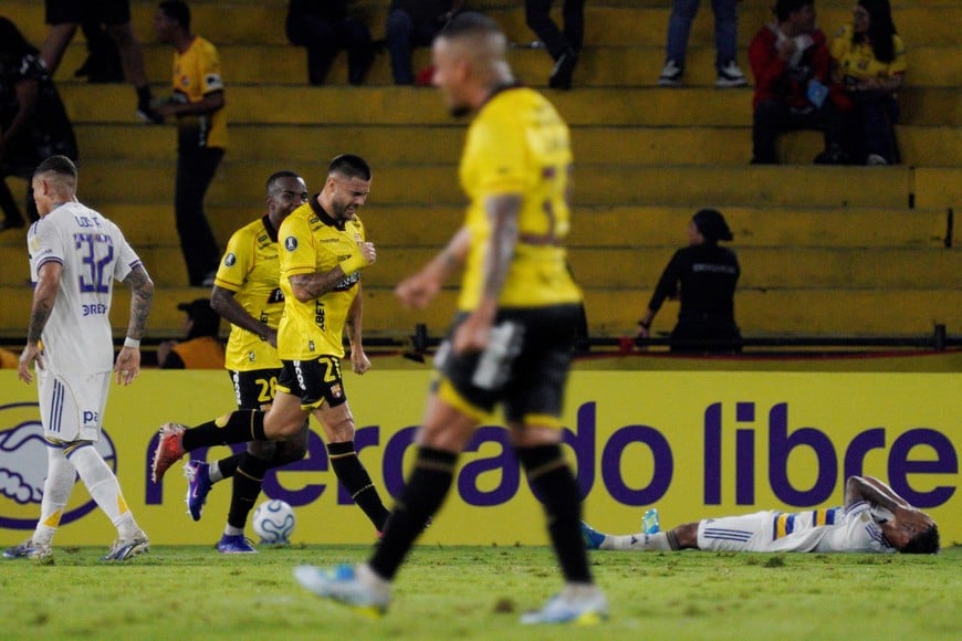 Soccer Football - Copa Libertadores - Group D - Barcelona S.C. v Boca Juniors - Estadio Monumental Banco Pichincha, Guayaquil, Ecuador - May 5, 2026
Barcelona S.C.'s Hector Villalba celebrates scoring their first goal as Boca Juniors players look dejected REUTERS/Santiago Arcos