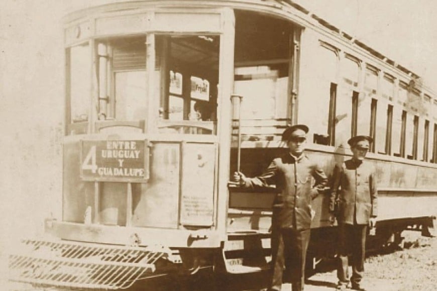 Coche tranvía de la Línea 4 de la ciudad de Santa Fe, con su motorman y guarda. Pasaba por la Basílica de Guadalupe.