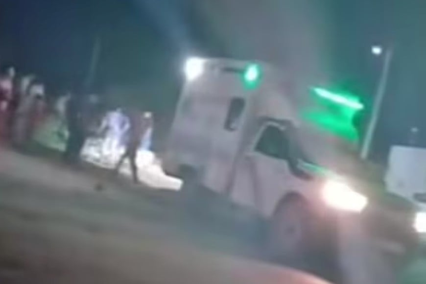 Trabajadores de la empresa Aguas del Norte realizaban tareas sobre una tubería cloacal