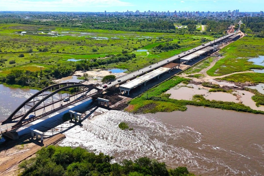 La crecida del río Salado no detuvo los trabajos.