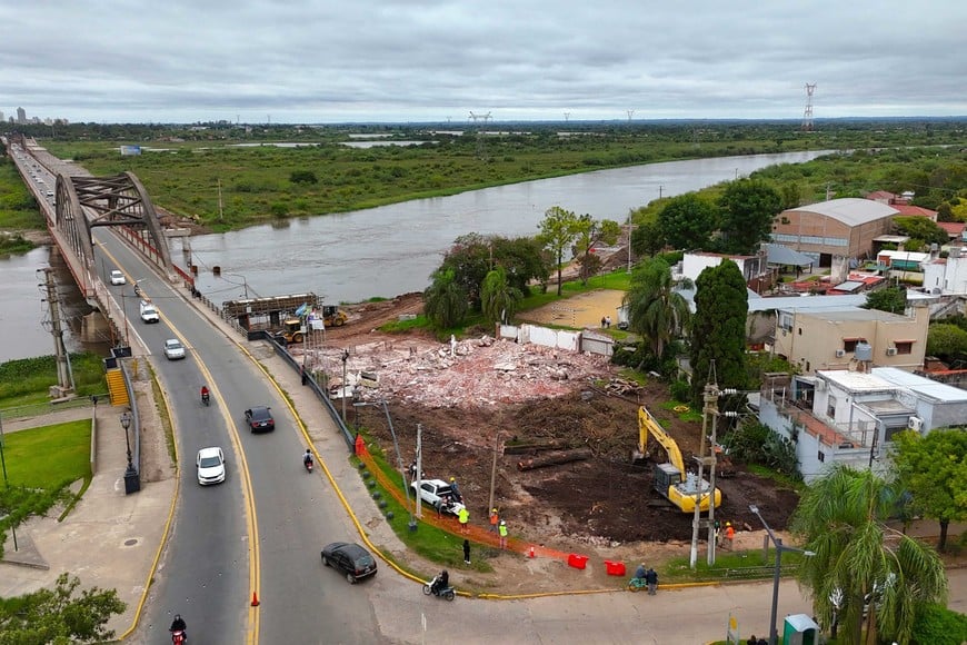Se demolió una vivienda en Santo Tomé para poder avanzar con las obras.