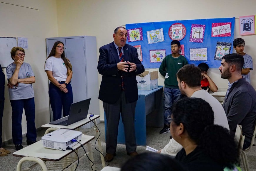 El intendente Juan Pablo Poletti presentó ante los vecinos de Villa del Parque el plan de ampliación de la recolección de residuos.

MCSF.