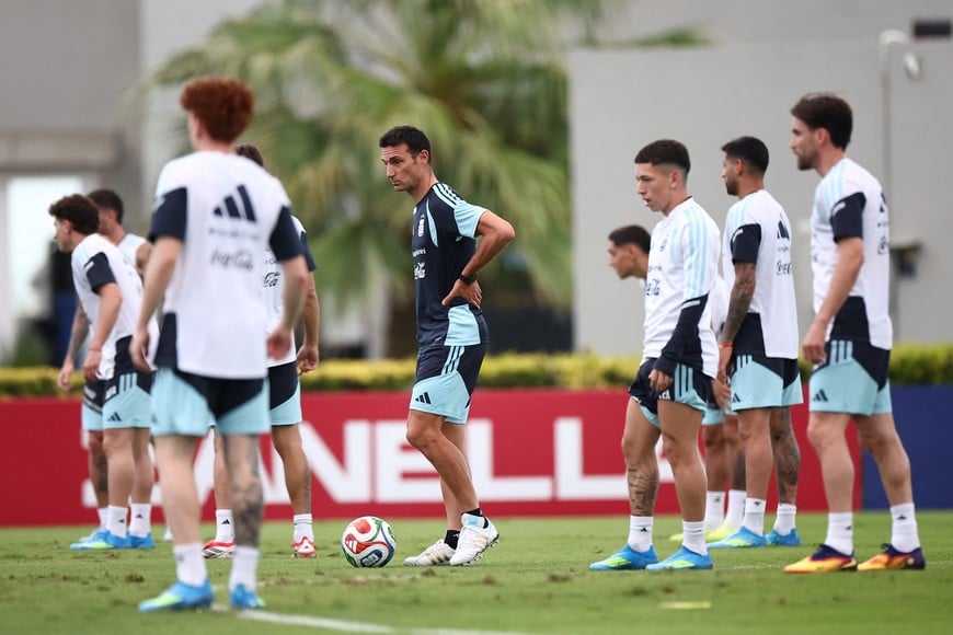 Soccer Football - International Friendly - Argentina Training - Ezeiza Training Complex, Buenos Aires, Argentina - March 26, 2026
Argentina coach Lionel Scaloni during training REUTERS/Agustin Marcarian