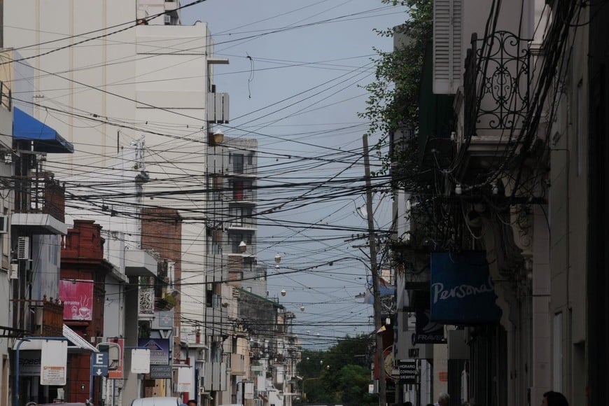 Enjambre de cables en una cuadra del centro. Foto: Archivo Guillermo Di Salvatore