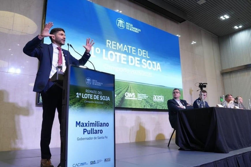 El gobernador Maximiliano Pullaro, en el remate del primer lote de soja.
Archivo El Litoral.