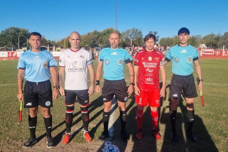 Andrés Velazco junto al árbitro y Spies, capitán de Juventud. Foto: Luciano Villarroel.