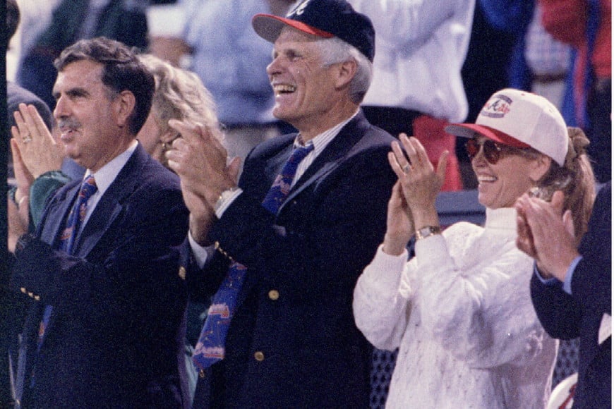 tedd turner gerald levin jane fonda baseball eeuu actriz directivos economistas time warner campeonato liga nacional bravos de cincinnati contra atlanta braves tedd turner gerald levin jane fonda baseball eeuu actriz directivos economistas time warner campeonato liga nacional bravos de cincinnati contra atlanta braves