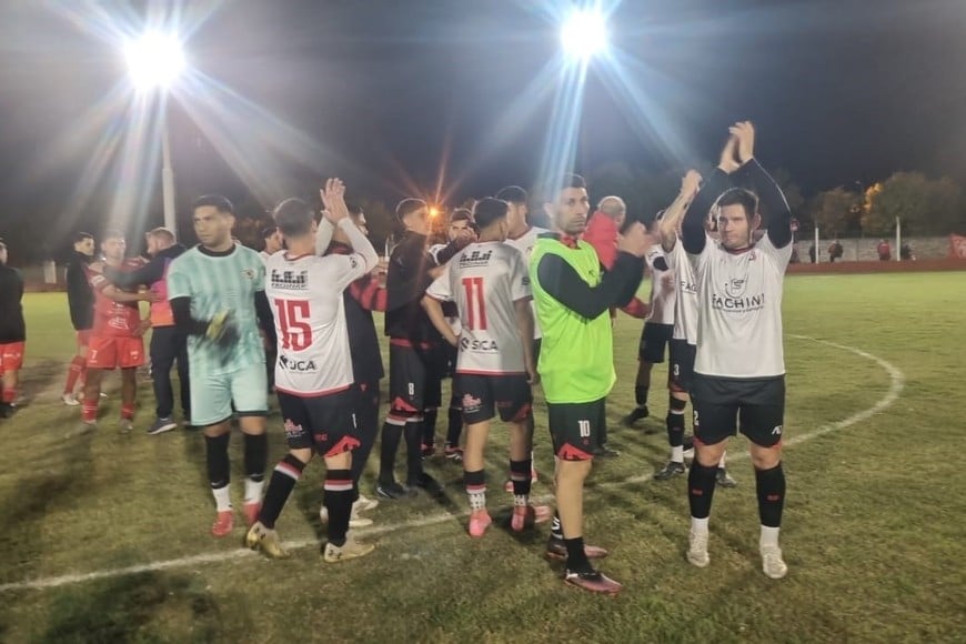 Cuevas, con los brazos en alto, saluda a la gente tras el partido. Foto: Luciano Villarroel.