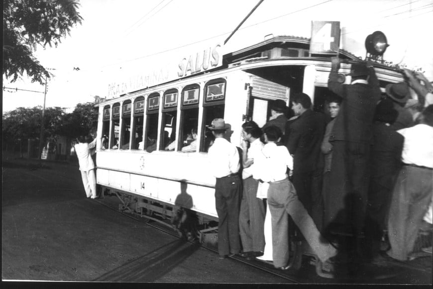 Por lo general los tranvías viajaban al tope de su capacidad y en muchas ocasiones con gente colgadas de ventanillas y puertas.