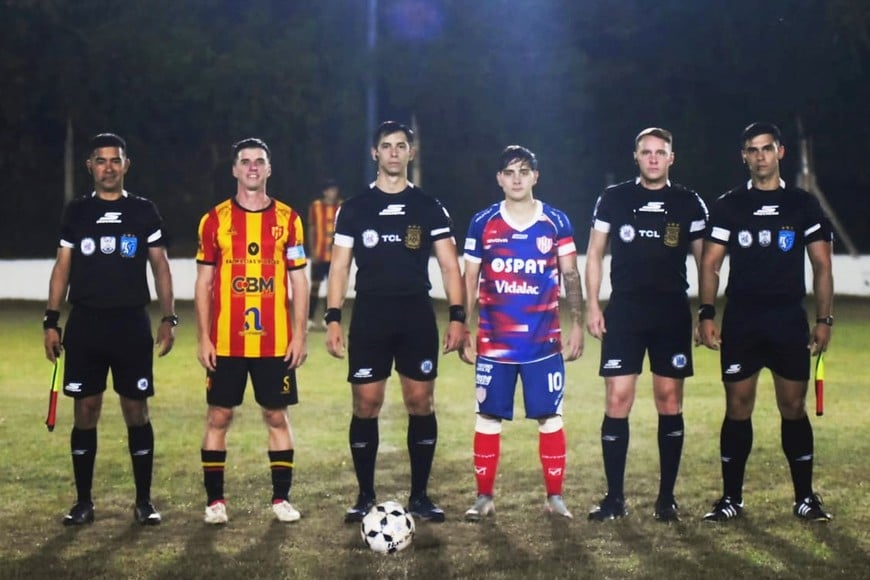 Capitanes junto a la cuaterna arbitral. Gentileza