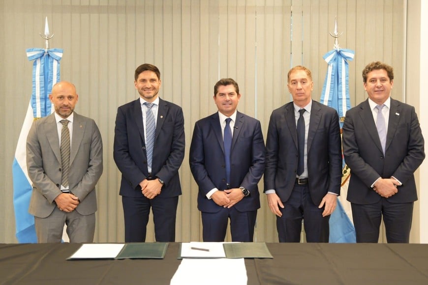 Pullaro firmó un acuerdo con San Juan para sumar empresas santafesinas al boom minero | Pullaro Puccini Marcelo Orrego Alfredo Cornejo, Diego Santilli, Martín Llaryora, Claudio Poggi, Carlos Sadir y Raúl Jalil