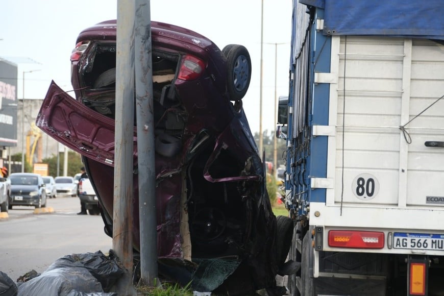 Un auto quedó volcado sobre un poste tras chocar con un camión en Blas Parera