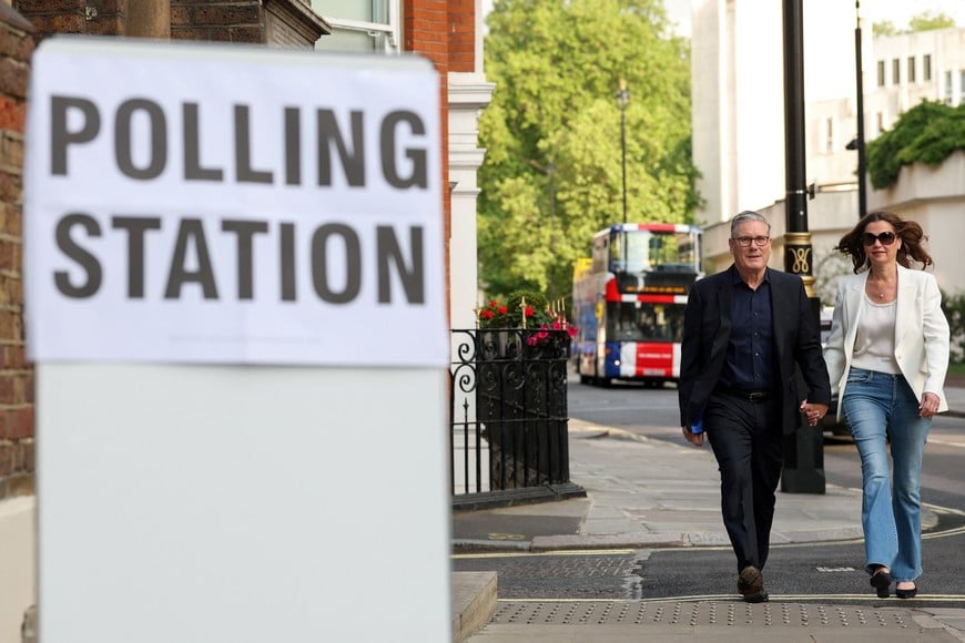 Britain's Prime Minister Keir Starmer and his wife Victoria Starmer arrive at a polling station to vote during local elections in London, Britain, May 7, 2026. REUTERS/Hannah McKay