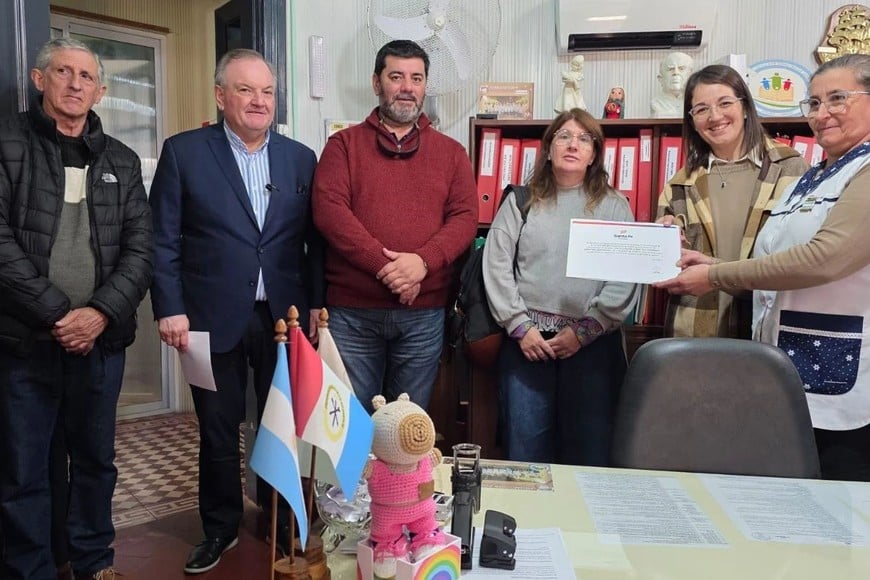 Michlig hizo entrega de los dos aportes finales de $2.900.000 cada uno, totalizando $5.800.000, destinados a completar la compra y colocación de las 29 ventanas tipo ventiluz del club.