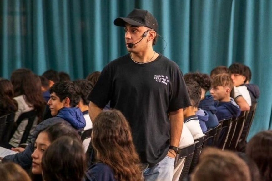 Tras la gran participación en su visita anterior, volvemos a recibir a Ayrton Oviedo para compartir nuevas charlas destinadas a estudiantes, familias y comunidad en general.