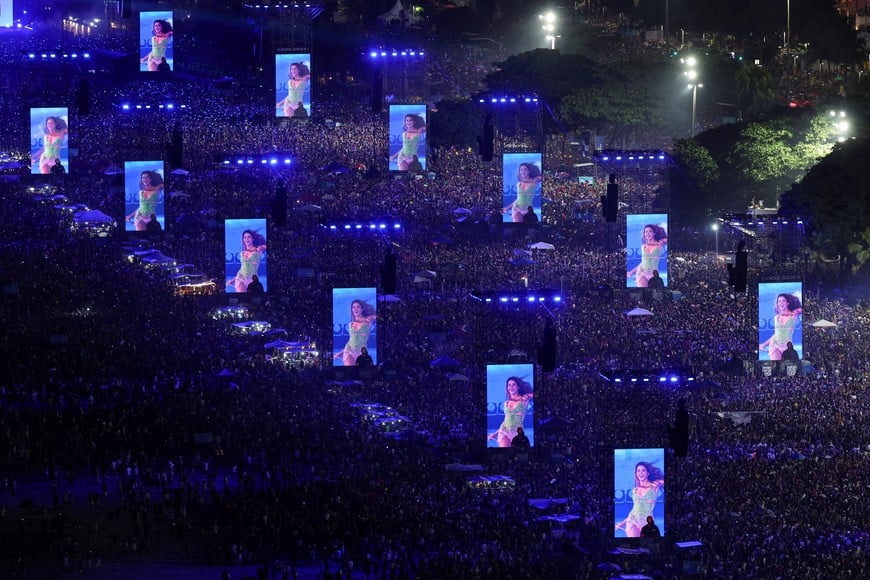 People attend Shakira's open concert at Copacabana beach in Rio de Janeiro, Brazil, May 2, 2026. REUTERS/Pilar Oliver