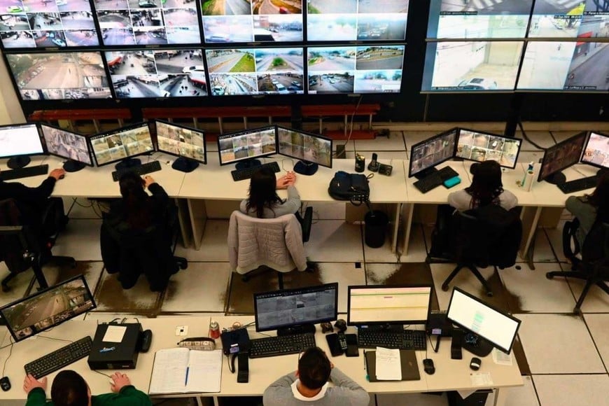 Los datos son analizados y procesados por el centro de monitoreo municipal.