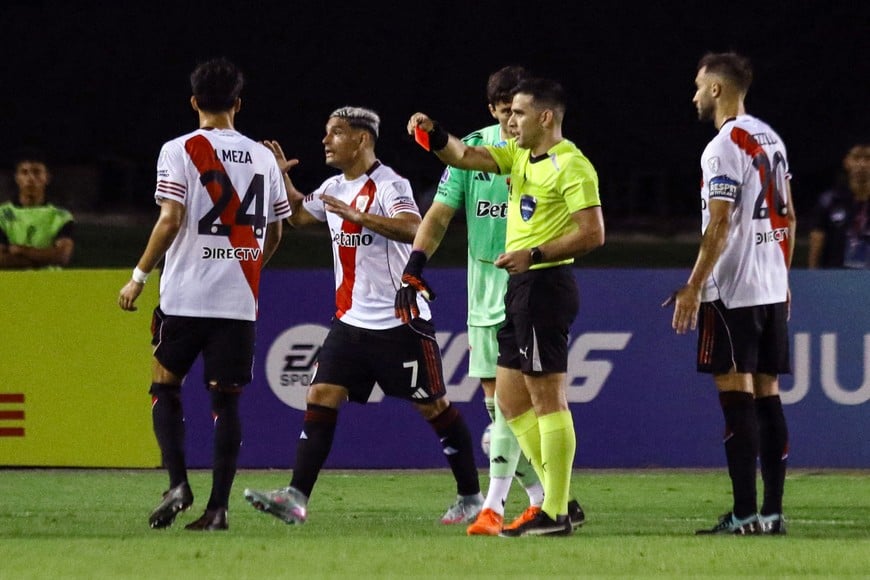 Soccer Football - Copa Sudamericana - Group H - Carabobo v River Plate - Estadio Misael Delgado, Valencia, Venezuela - May 7, 2026
River Plate's Santiago Beltran is shown a red card by referee Derlis Lopez REUTERS/Juan Carlos Hernandez